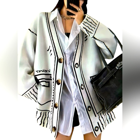 COPY - NWT Oversize Grafitti Sweater one size fits all - Picture 1 of 3